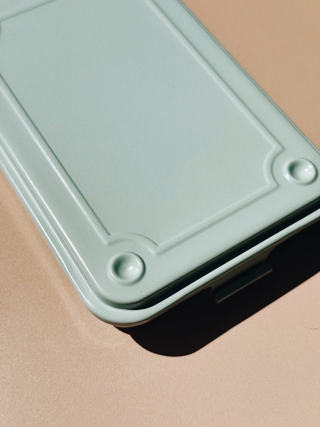Toyo Steel T-152 box in "glacier" - close up