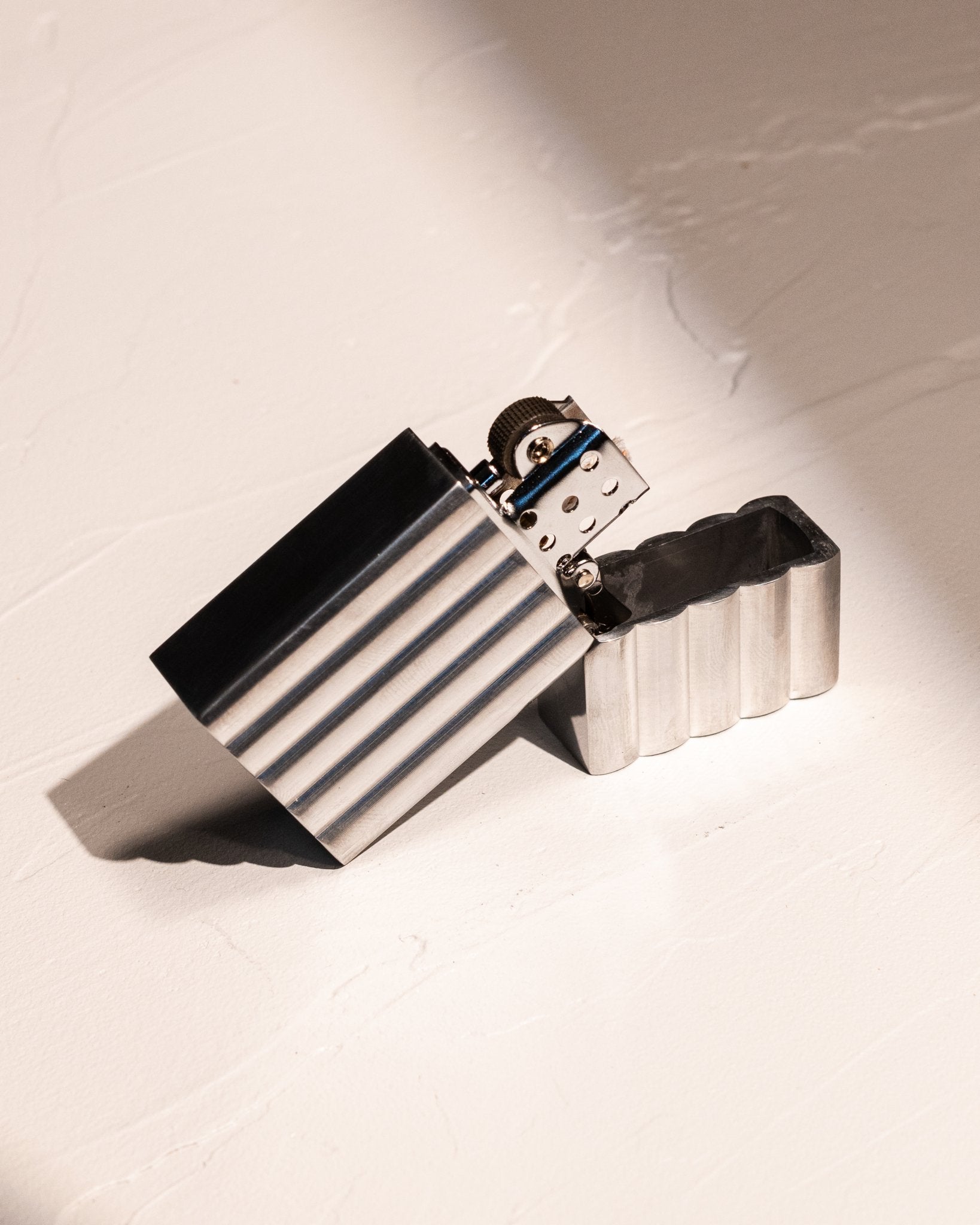 Tsubota Pearl Hard-Edge Aluminum Wave Lighter