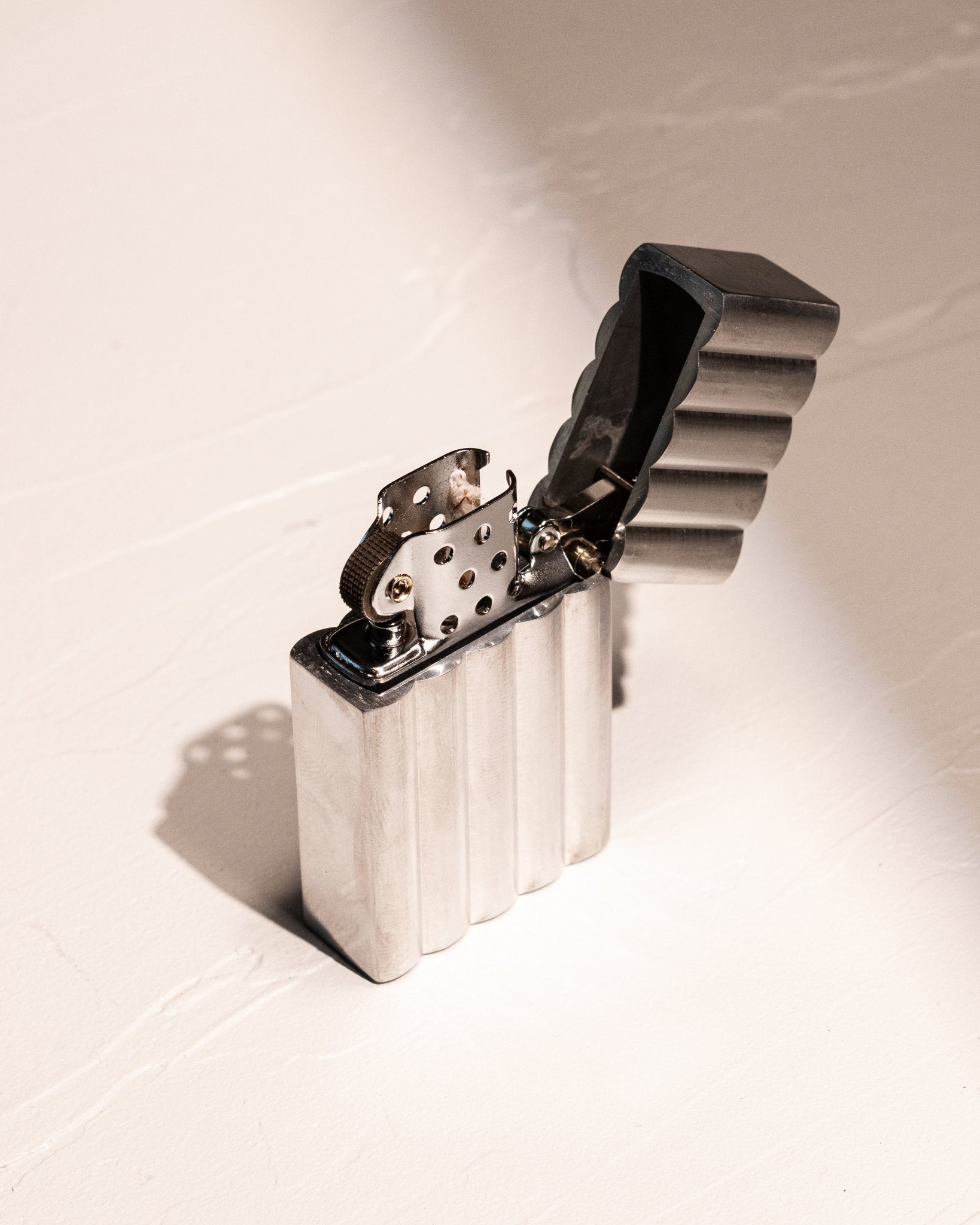 Tsubota Pearl Hard-Edge Aluminum Wave Lighter