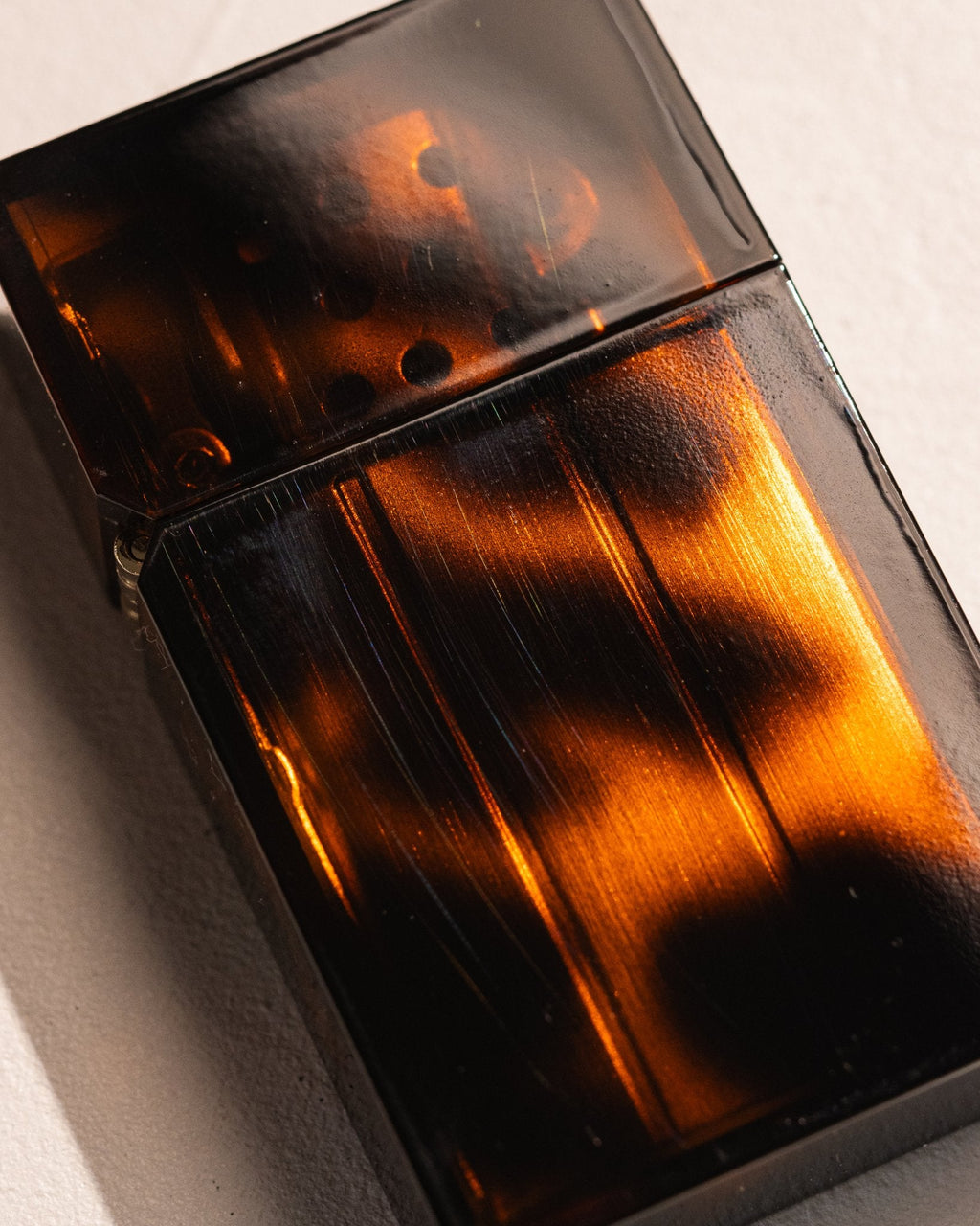 Close-up Amber marble finish on Tsubota Pearl Hard-Edge lighter
