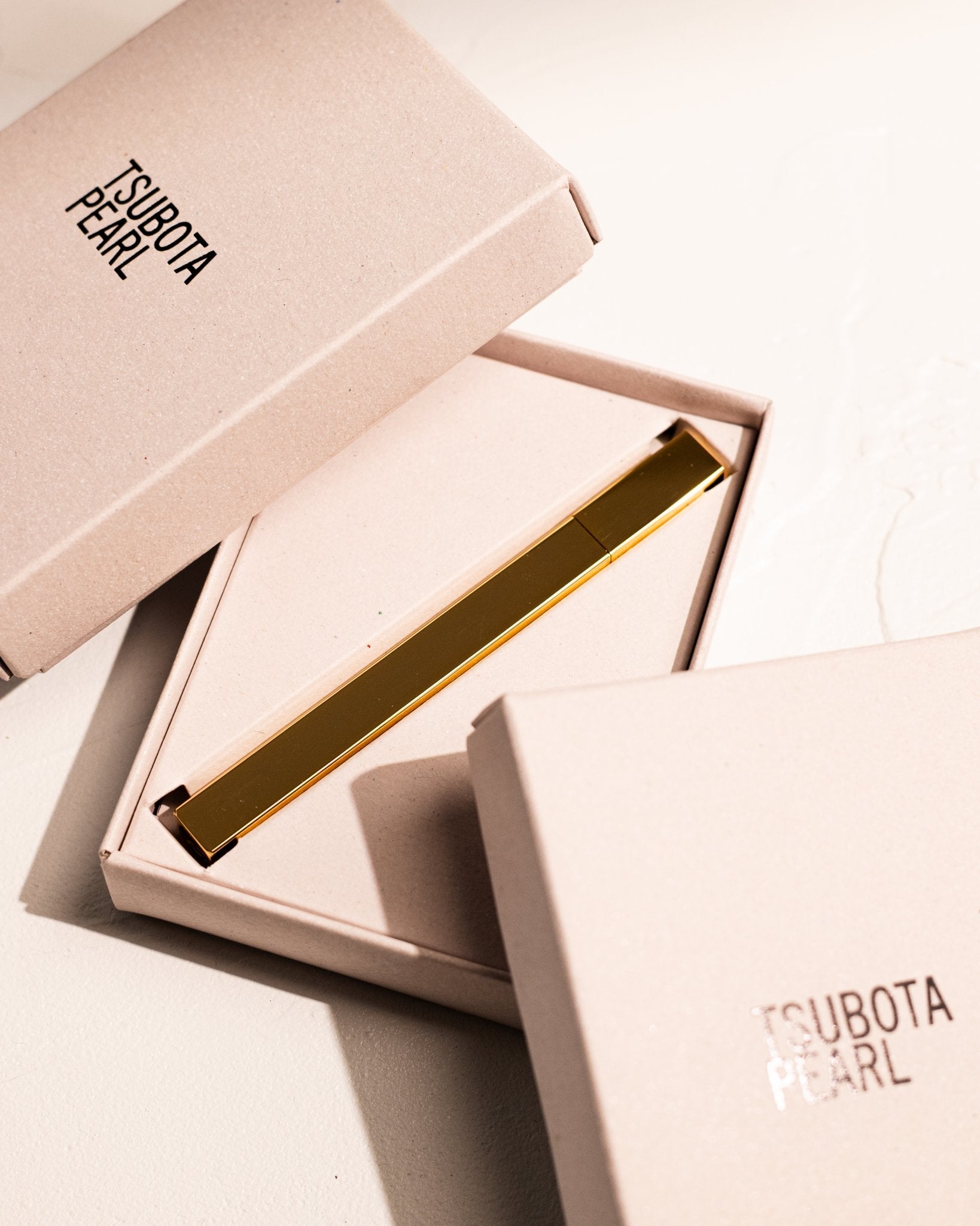 Tsubota Pearl Queue lighter in gold with white gift box