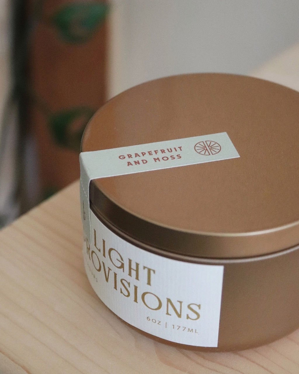 Close up of Grapefruit Oakmoss candle tin with top label 